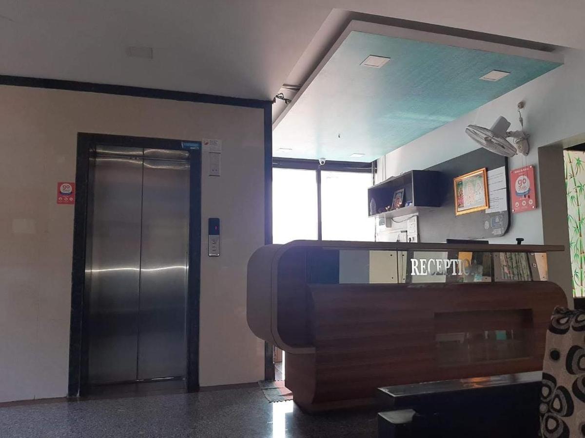Hotel Ashoka Gangāwati Exteriör bild