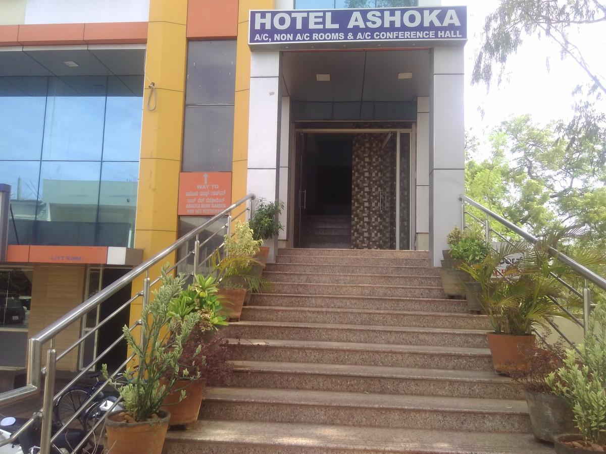 Hotel Ashoka Gangāwati Exteriör bild